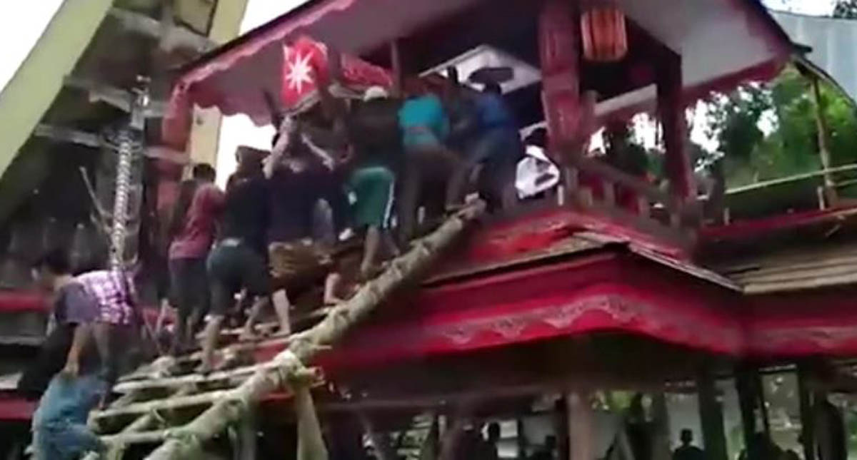 #Video Hombre muere aplastado por el féretro de su madre #Video Hombre muere aplastado por el féretro de su madre