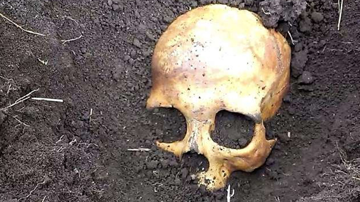 Hombre descubre el cadáver del primer marido de su esposa