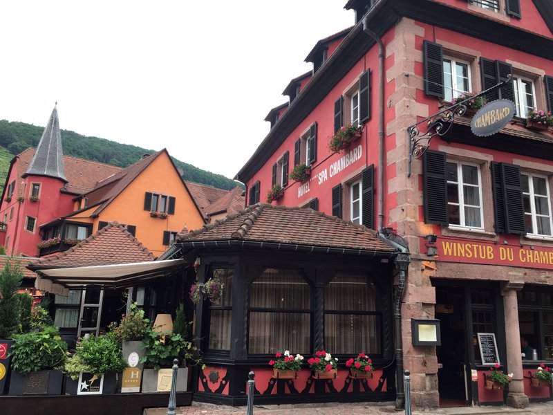 Bourdain se ahorcó con cinturón de bata de baño: fiscal - hotel-suicidio-bourdain