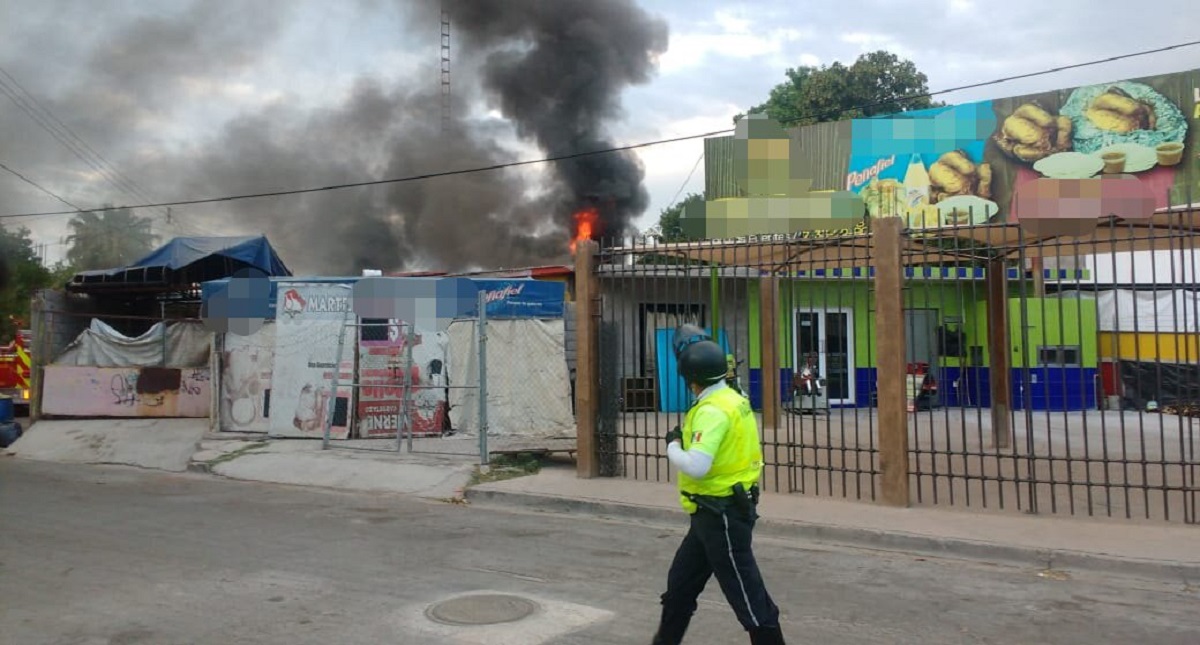 Incendio en rosticería deja pérdidas por 80 mil pesos