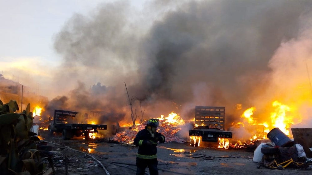 Controlan incendio en maderería de Iztapalapa