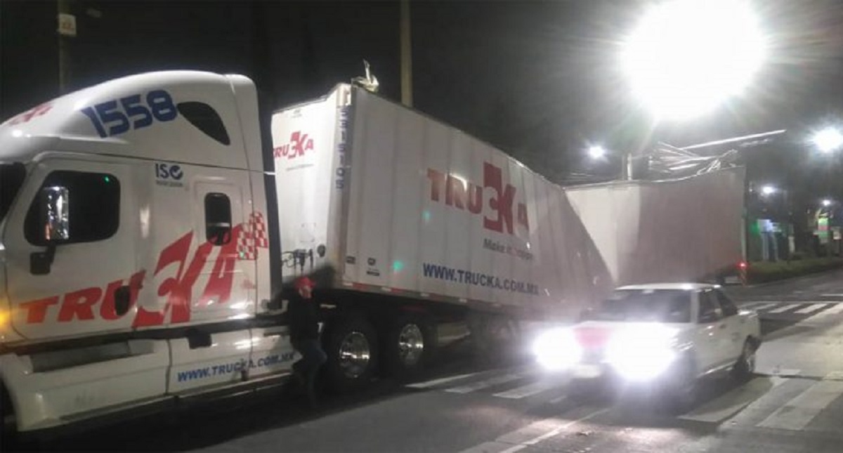 Invade carril del Metrobús y estación casi parte caja de su tráiler - invade-carril-del-metrobus-y-casi-parte-caja-de-su-trailer