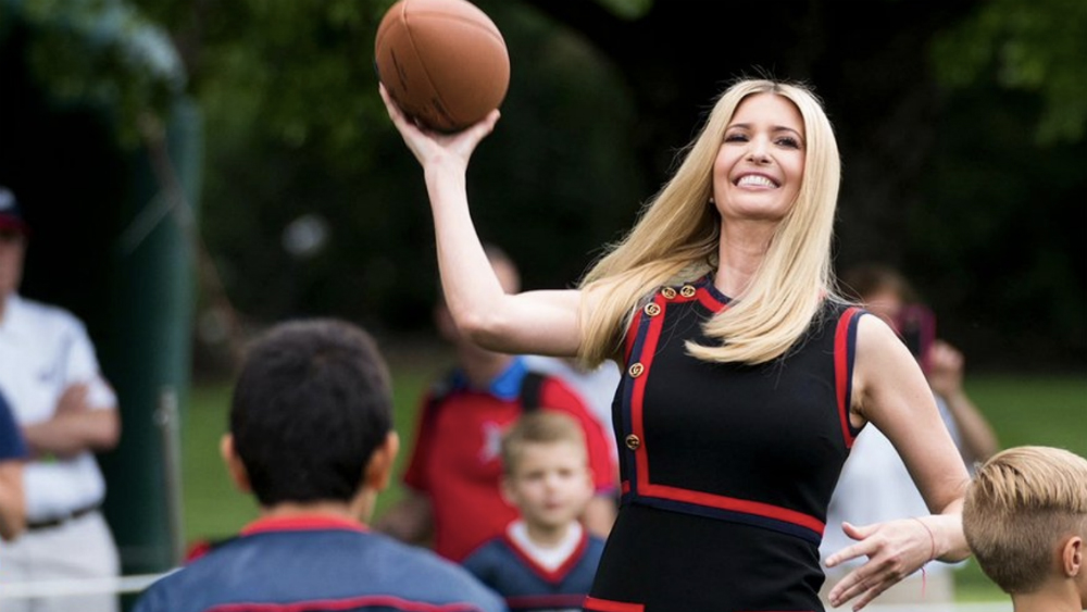 Critican a Ivanka Trump por jugar futbol americano con vestido costoso