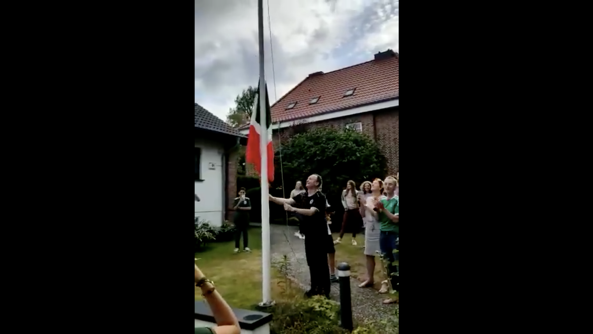 Alemanes izan la bandera de México en su casa