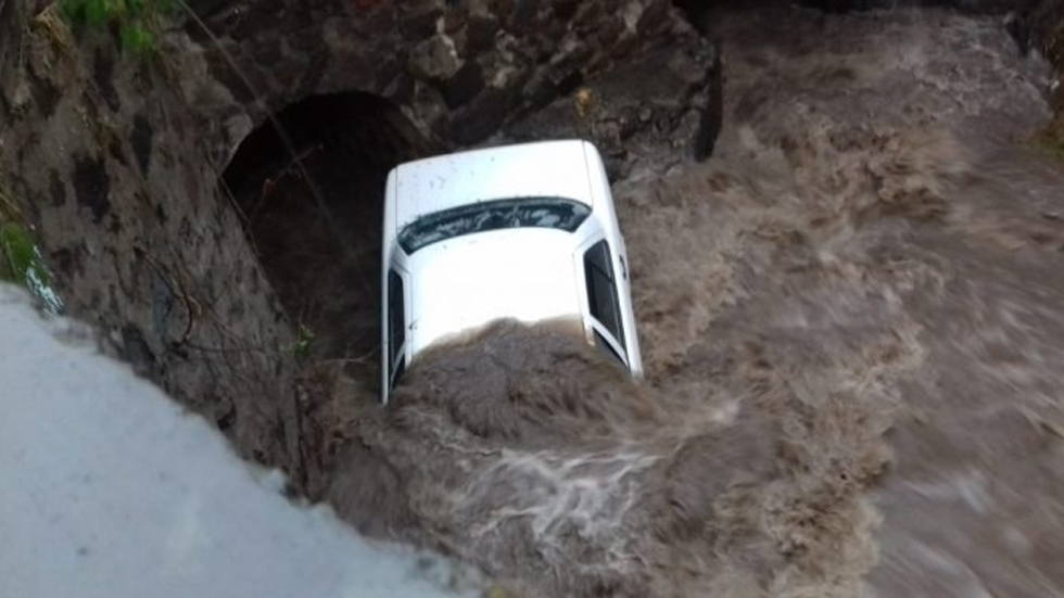 Rescatan de auto a jóvenes arrastrados por río en Jalisco