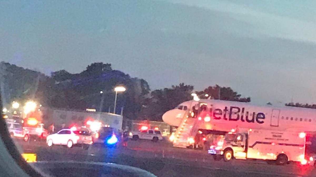 Policías resguardan avión tras falsa alarma de secuestro