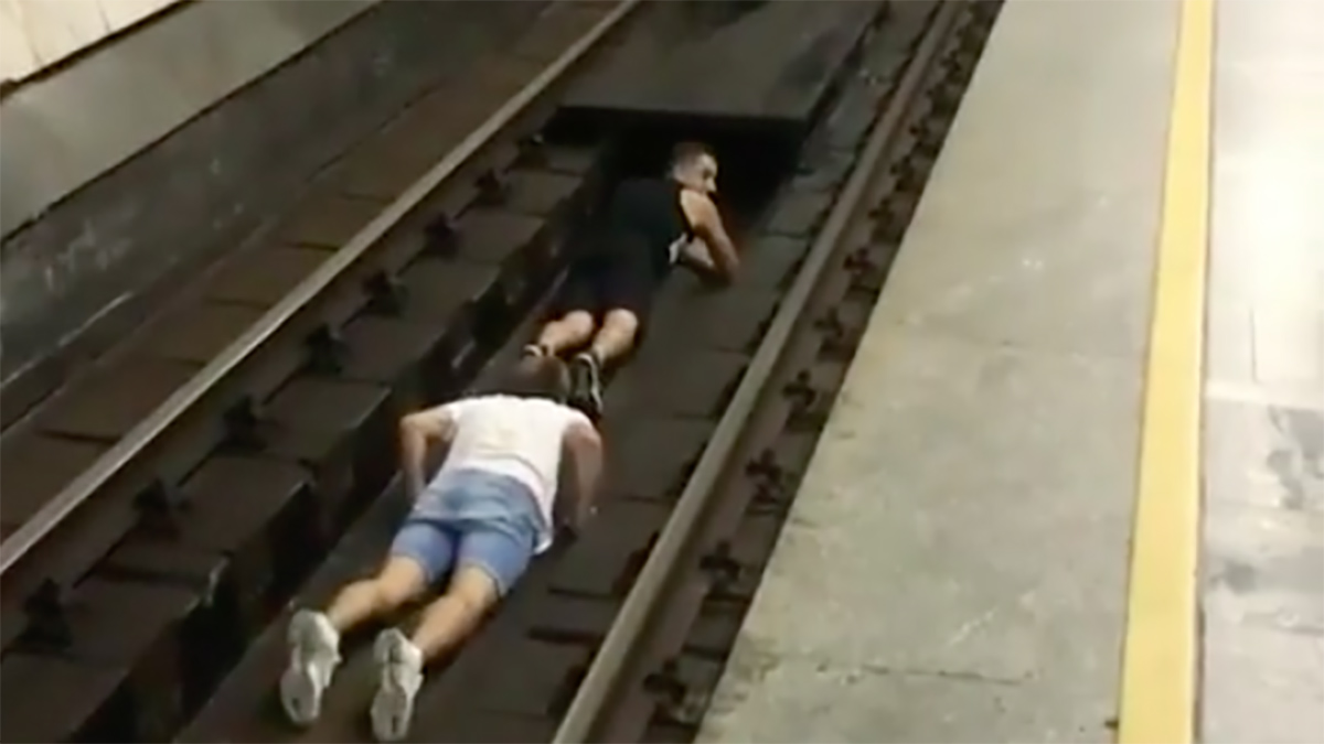 #Video Jóvenes se acuestan en las vías del Metro de Kiev