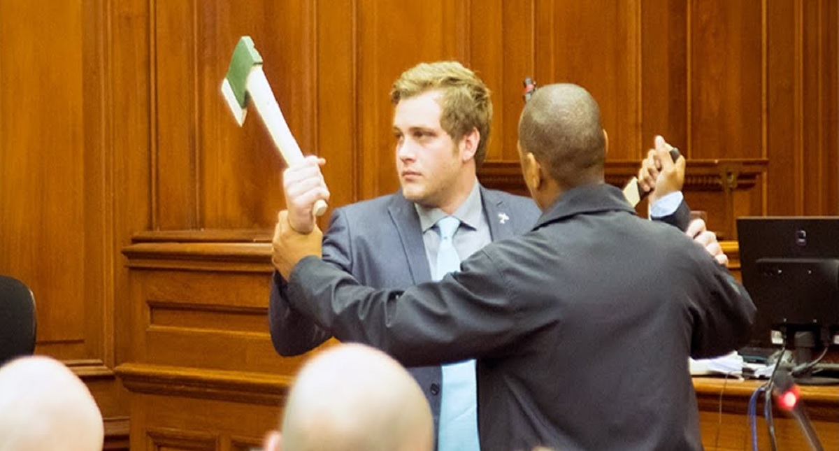 Juez considera clemencia para joven que mató con hacha a su familia