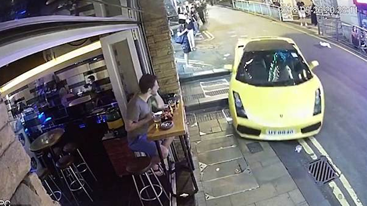 #Video Lamborghini sin conductor choca contra bar