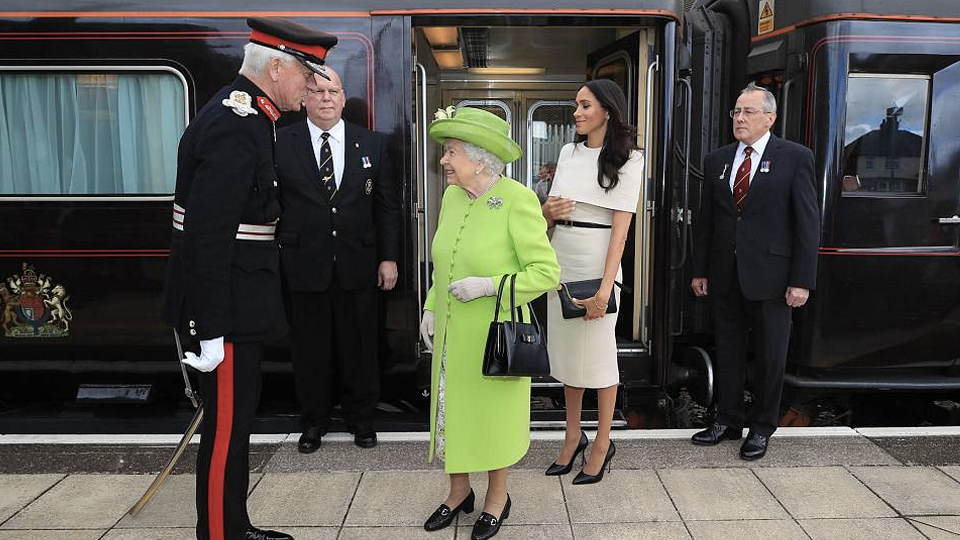 #Video La primera salida de Meghan Markle y la reina Isabel juntas - lareina-y-meghan-markle-en-tren
