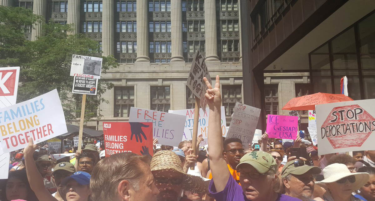 Ciudades de EE.UU. protestan contra política migratoria de Trump - las-familias-merecen-estar-unidas-eu