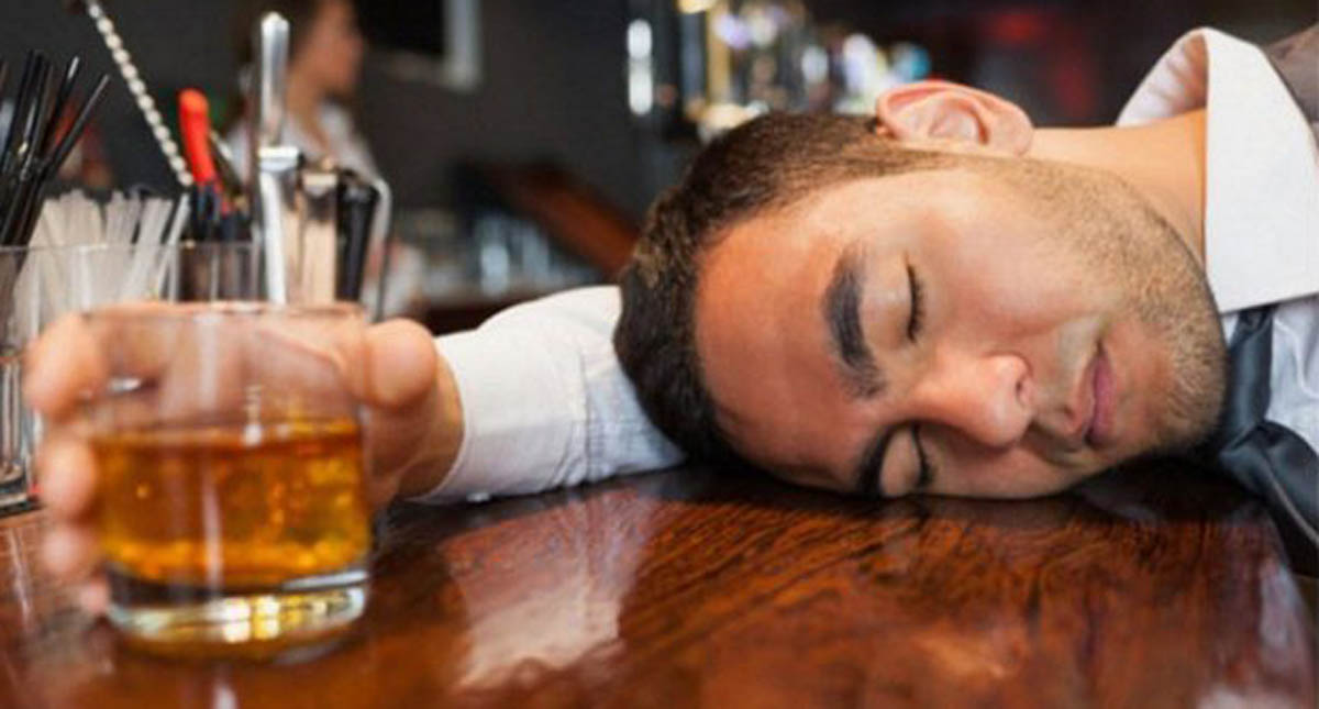 Las razones por las que entre más viejo más le afecta el alcohol