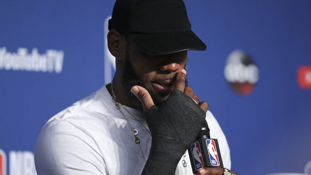 LeBron jugó tres partidos de las finales de la NBA con la mano rota