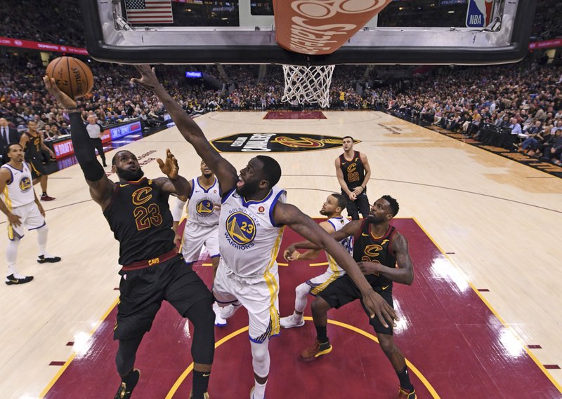 LeBron jugó tres partidos de las finales de la NBA con la mano rota - lebron-finales2