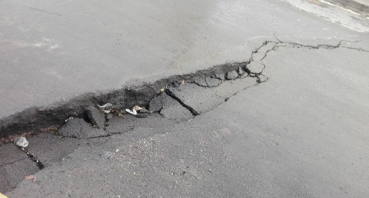 Lluvias abren grieta en Calzada Ignacio Zaragoza - lluvias-abren-grieta-en-calzada-ignacio-zaragoza
