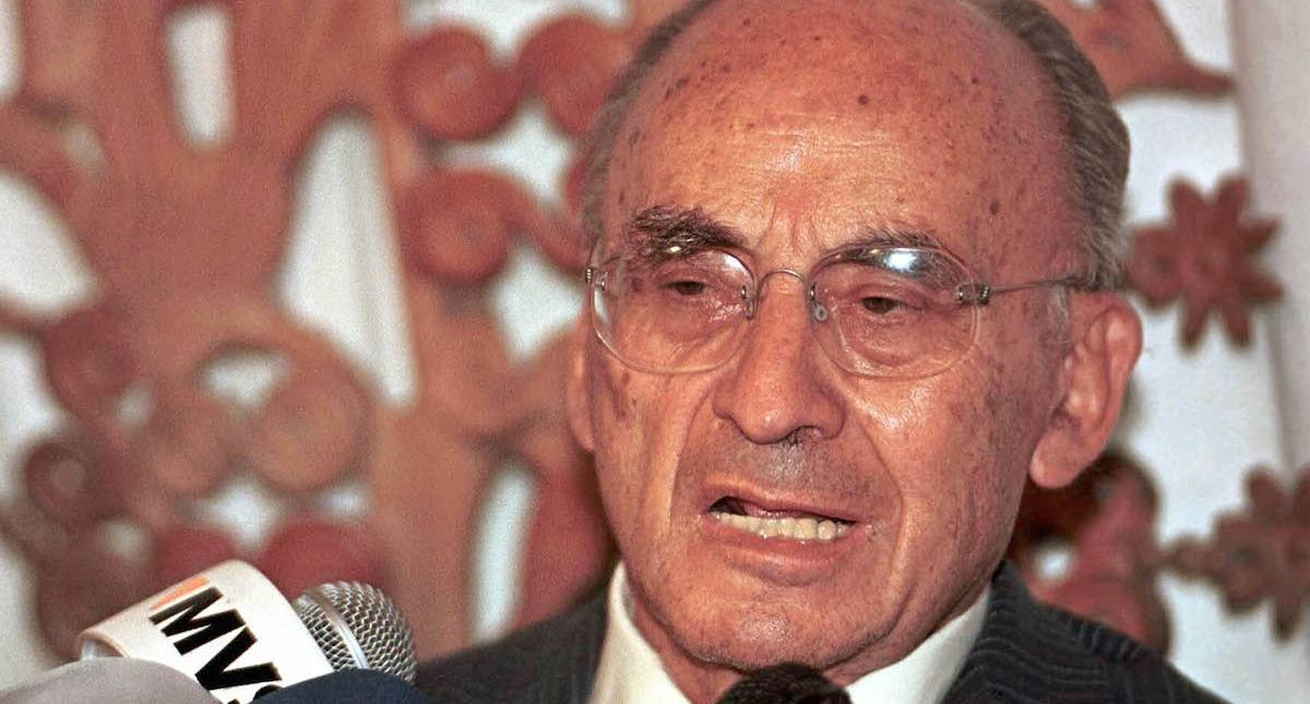 Hospitalizan de urgencia a Luis Echeverría por neumonia