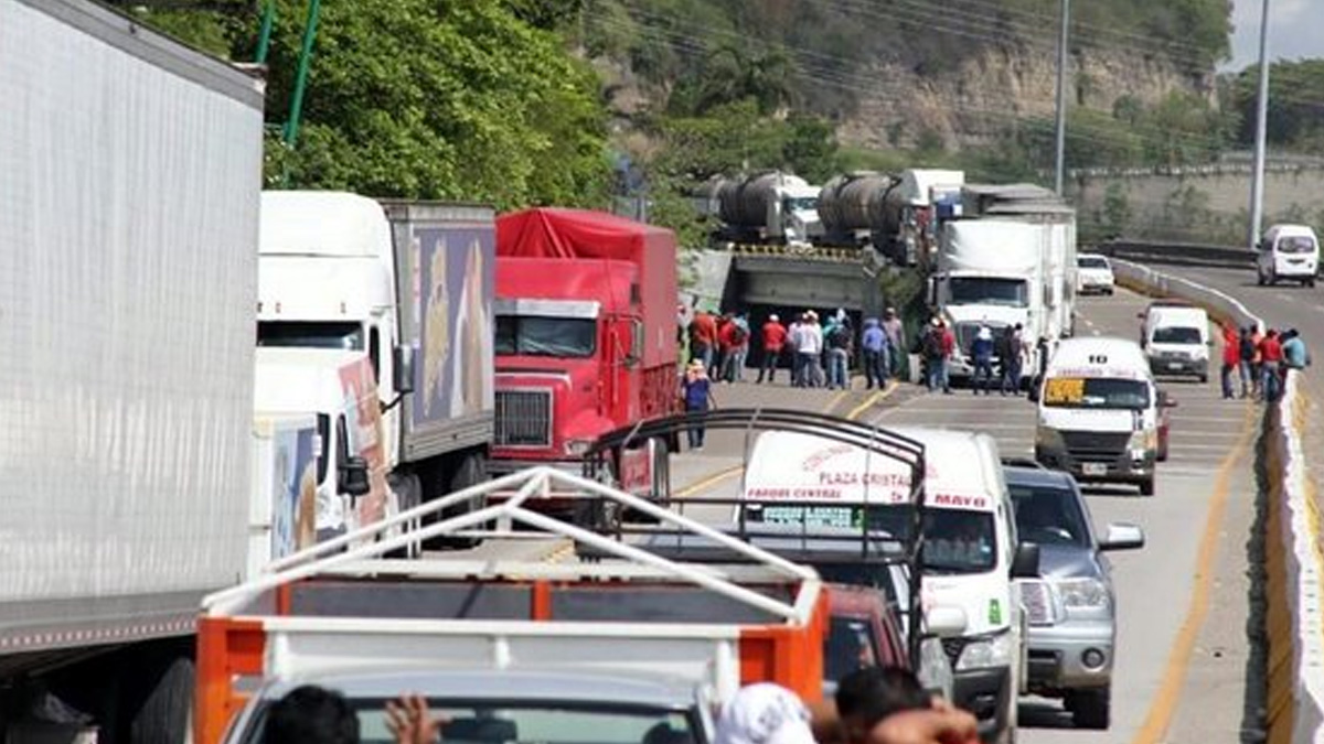 Maestros retienen camiones de empresas trasnacionales en Chiapas
