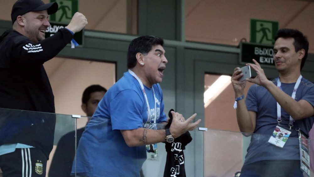 Maradona celebra pase de selección mexicana a octavos de final