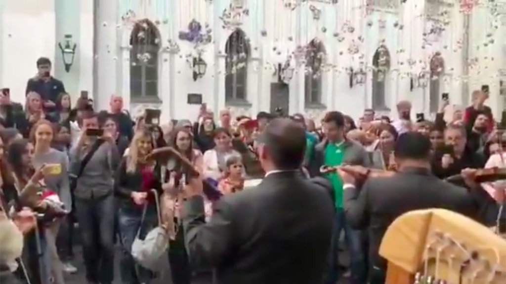 #Video Mariachi cautiva a los rusos en el centro de Moscú