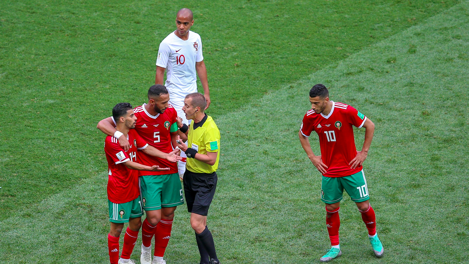 Jugador marroquí denuncia que árbitro pidió camisa de Ronaldo - mark-geiger-partido-marruecos