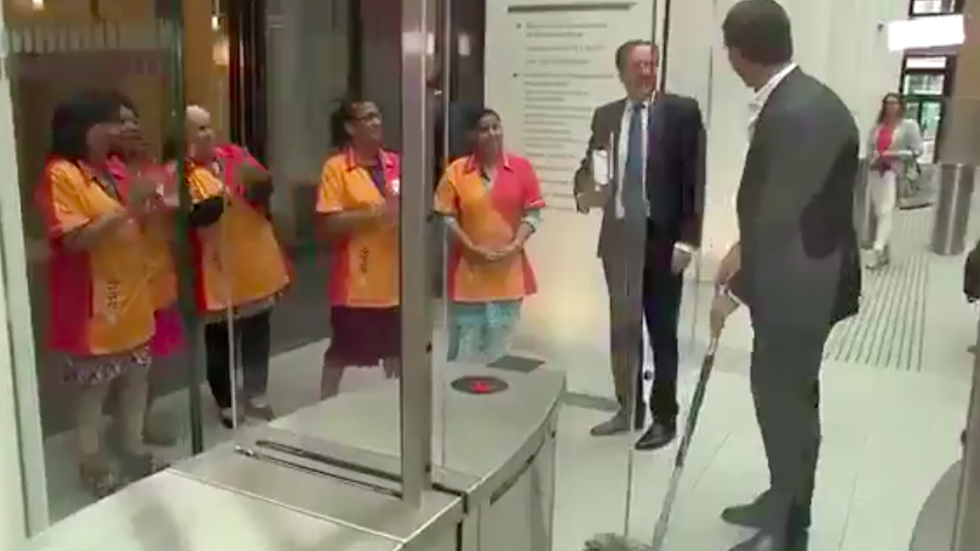 #Video Primer ministro de Holanda derrama su café y él mismo limpia