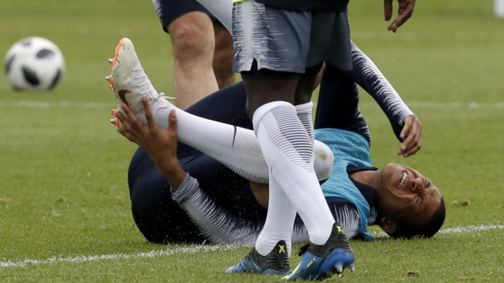 Mbappé sufre golpe y se retira de entrenamiento de Francia