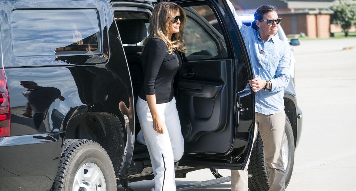 Melania viaja a Arizona para visitar a niños migrantes