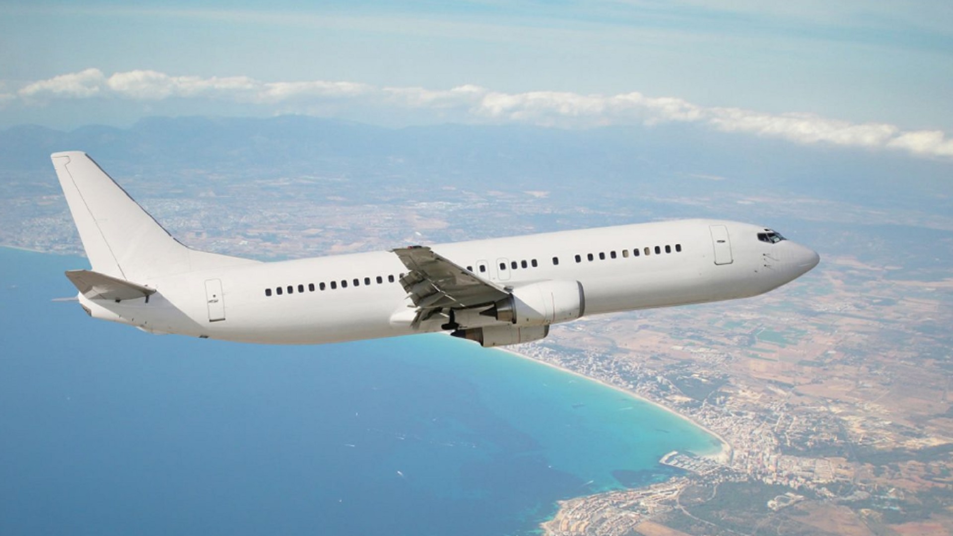 Aerolíneas exageran duración de vuelos, pero ¿por qué? - mentira-que-se-pueda-abrir-la-puerta-de-emergencia-de-un-avion-en-pleno-vuelo-internet