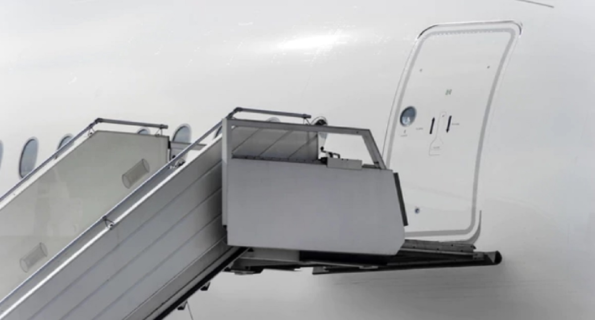 Falso que se pueda abrir la puerta de emergencia de un avión en pleno vuelo - mentira-que-se-pueda-abrir-la-puerta-de-emergencia-de-un-avion-en-pleno-vuelo-istock