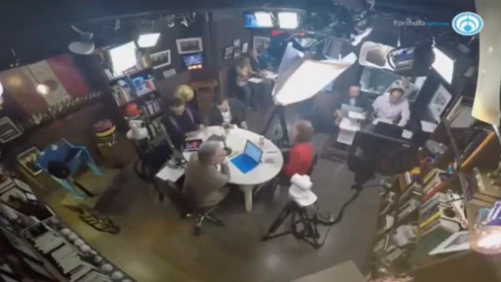 Mesa de los coordinadores de campaña antes del tercer debate