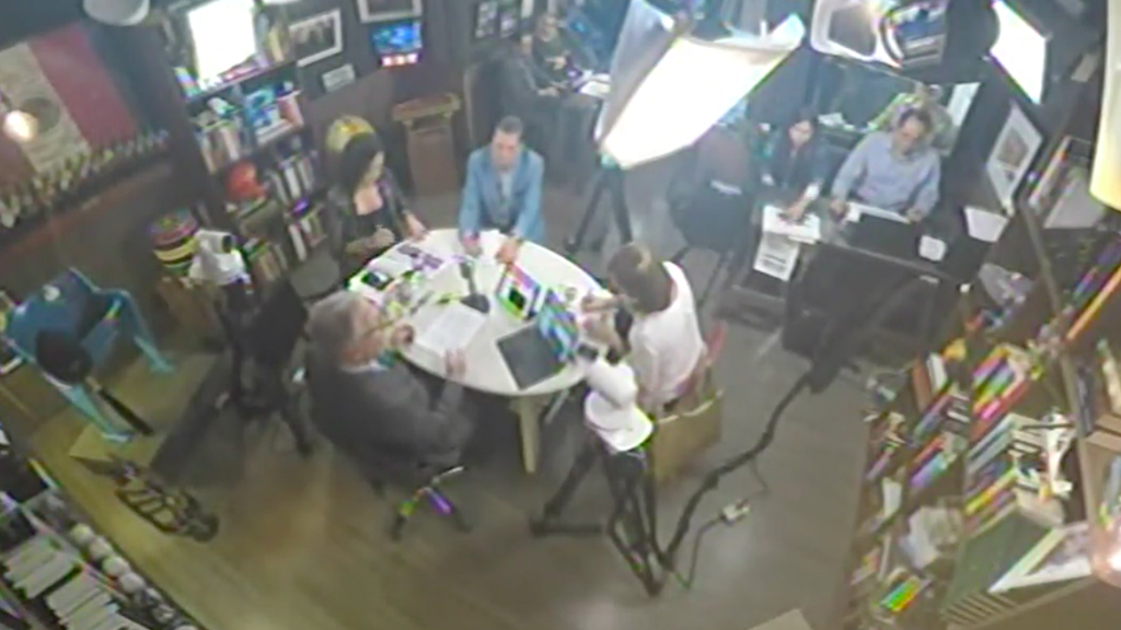 La mesa de los representantes de los partidos antes del cierre de campañas