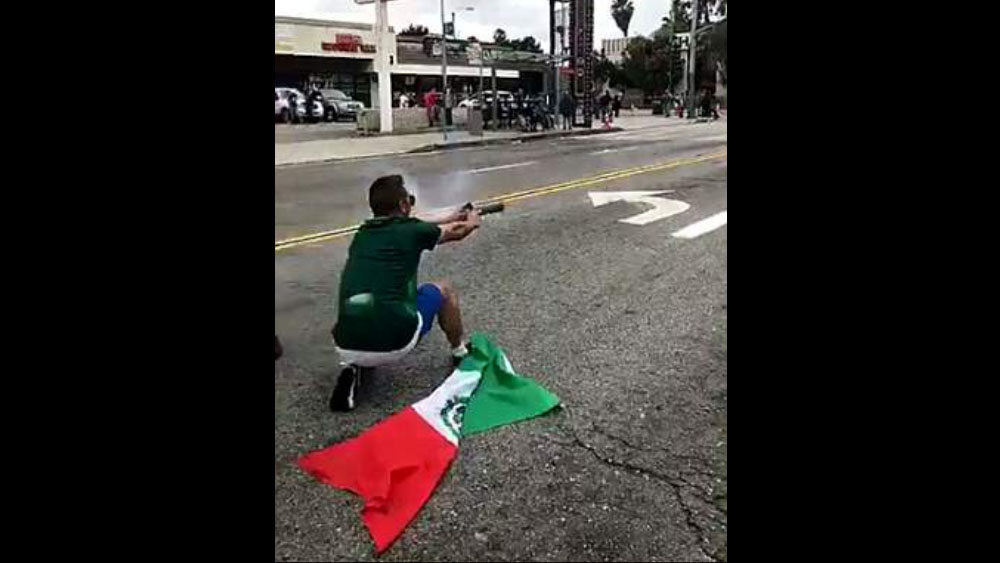 #Video Mexicano lanza fuegos artificiales a policías en EE.UU.