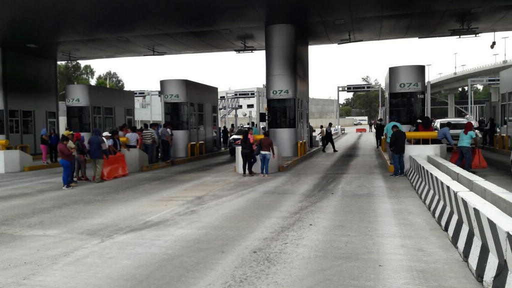 Maestros de la CNTE toman carretera México-Cuernavaca