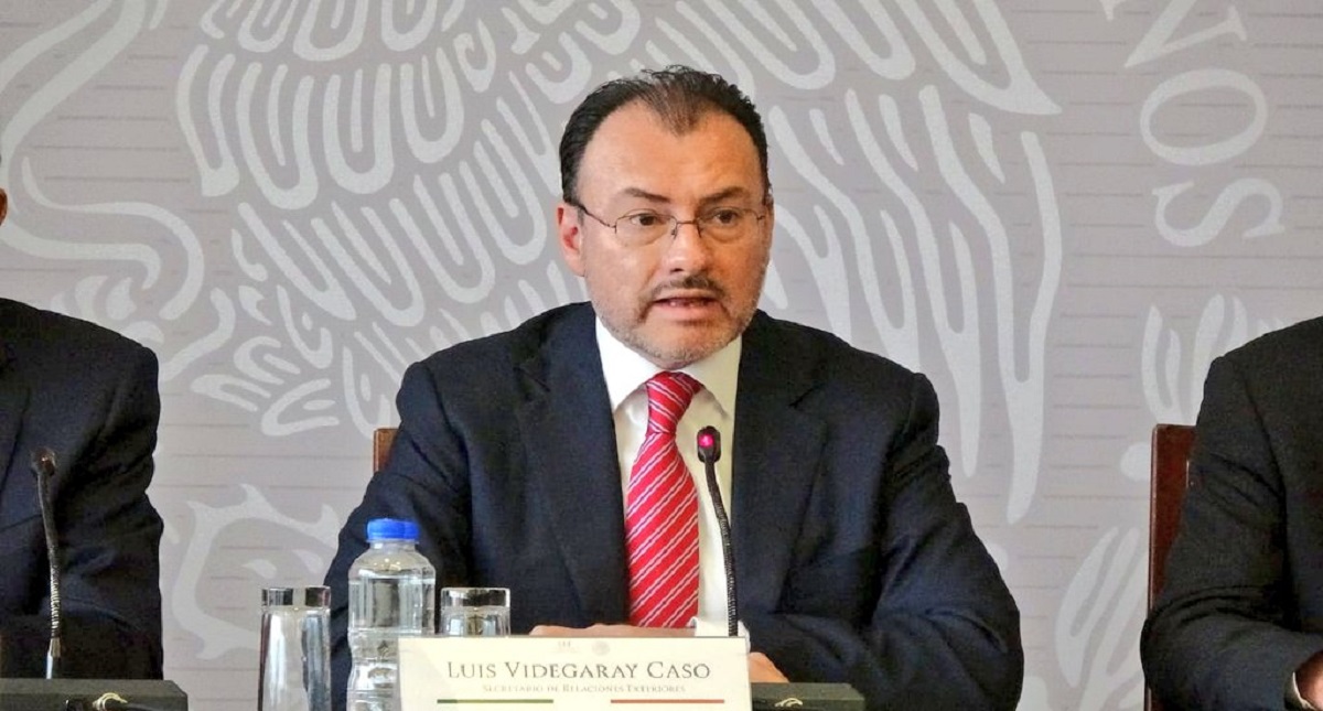 SRE pide renuncia a más de 50 embajadores y cónsules