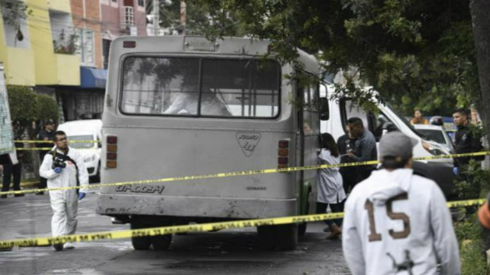 Balean en Iztapalapa a mujer que viajaba en microbús