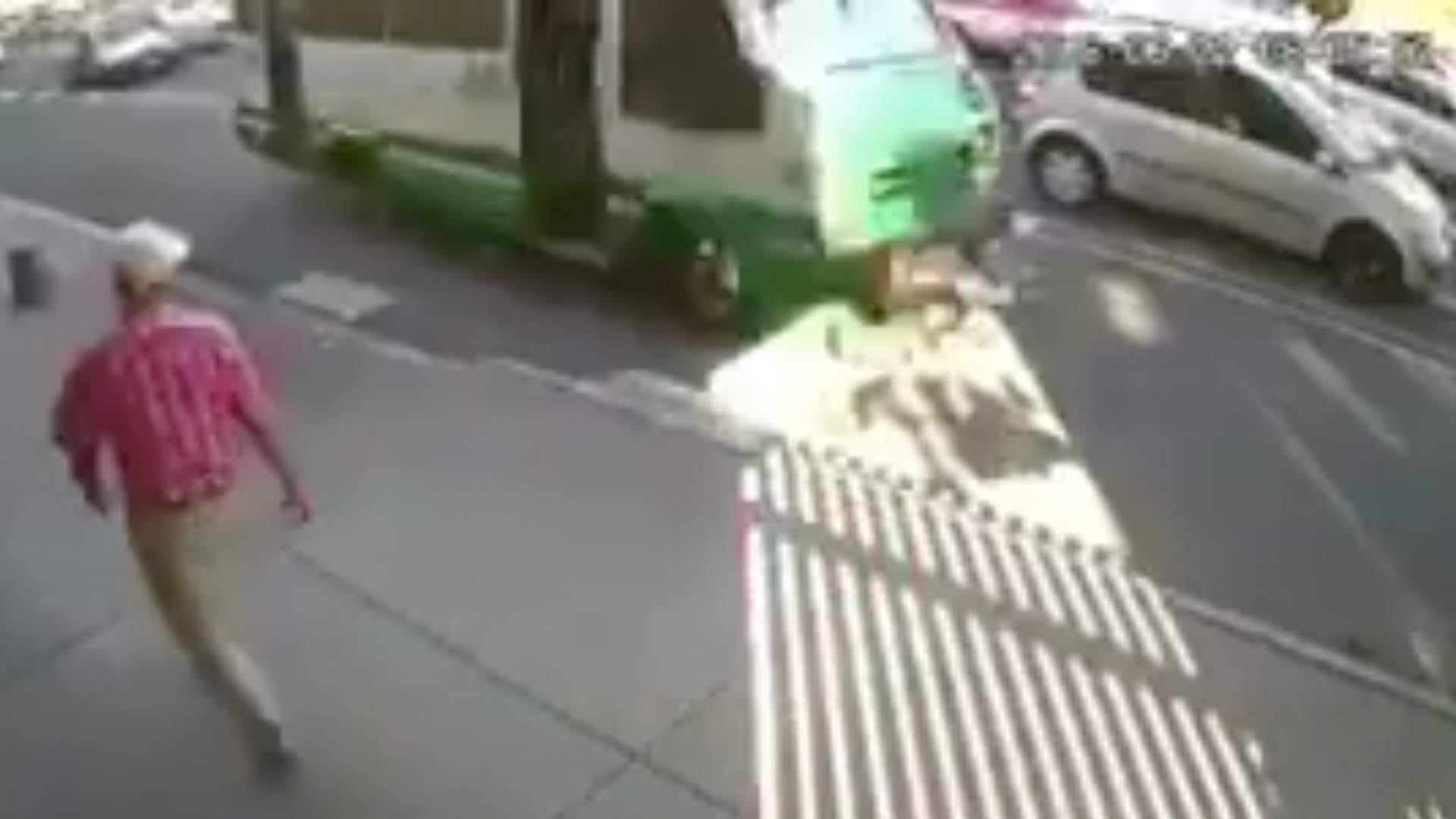 #Video Microbús embiste a ciclista en Peralvillo