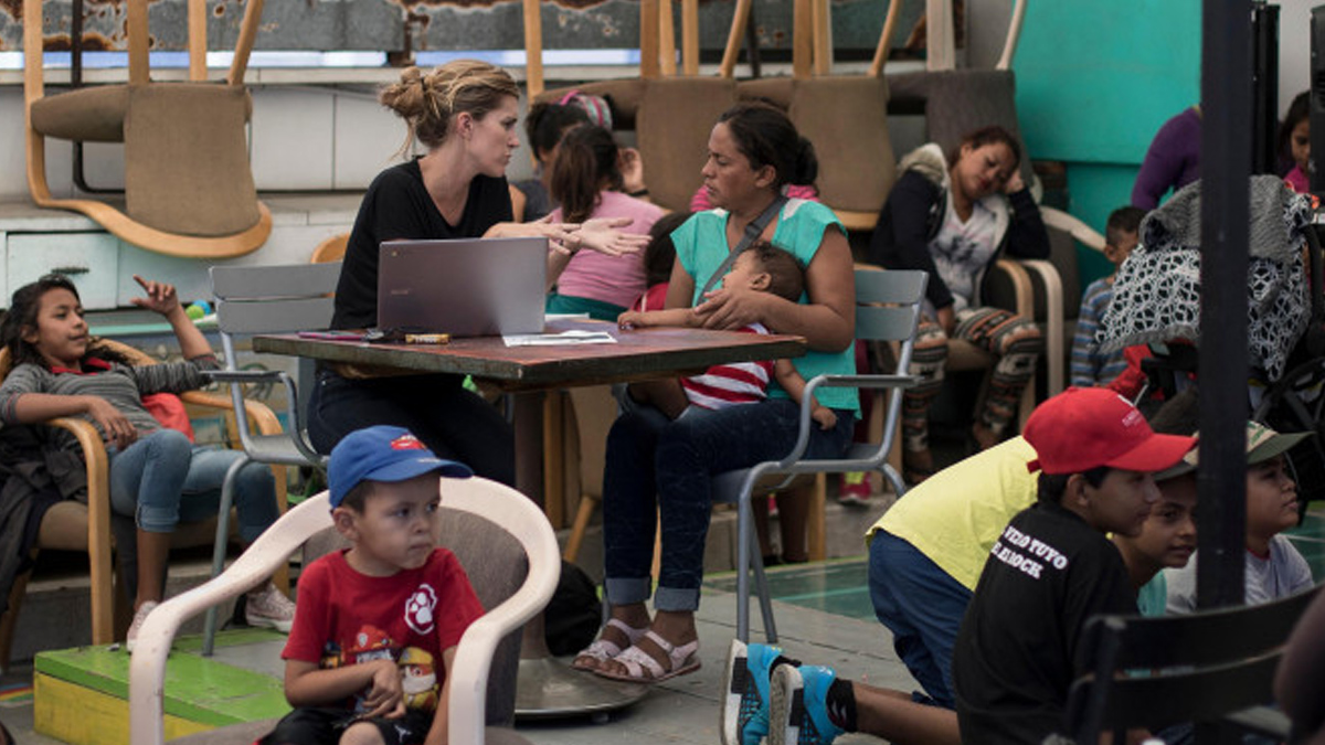 EE.UU. suspenderá juicios contra migrantes detenidos con sus hijos