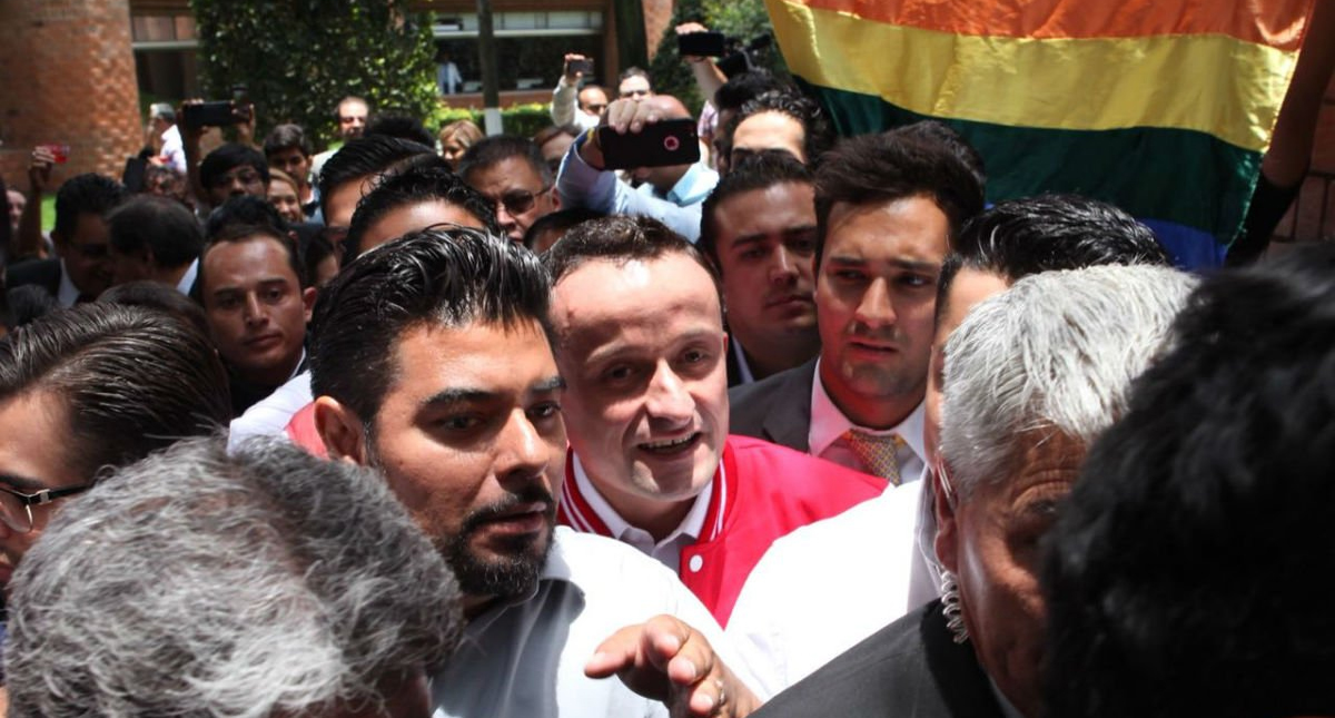 Entre gritos de apoyo y protesta, Mikel visitó la Ibero