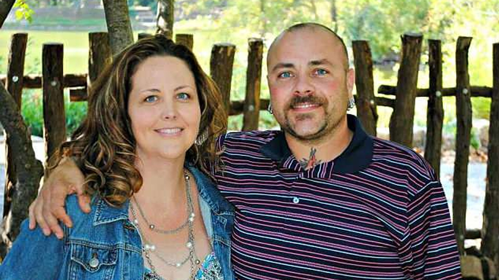 Hombre casi muere por mordedura de serpiente decapitada - milo-y-jennifer-sutcliffe-serpiente-texas