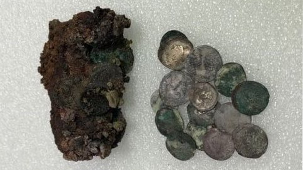 Hallan en Pompeya propaganda electoral de la Antigua Roma - monedas-cadaver-pompeya-italia-2