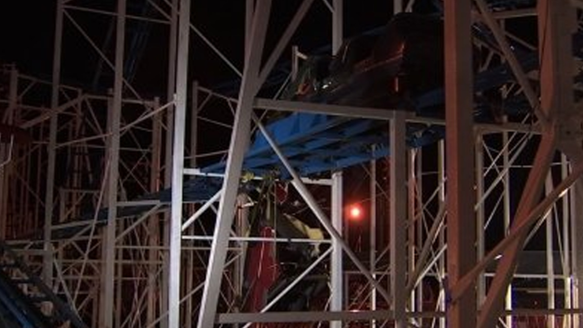 Accidente de montaña rusa en Florida deja dos lesionados