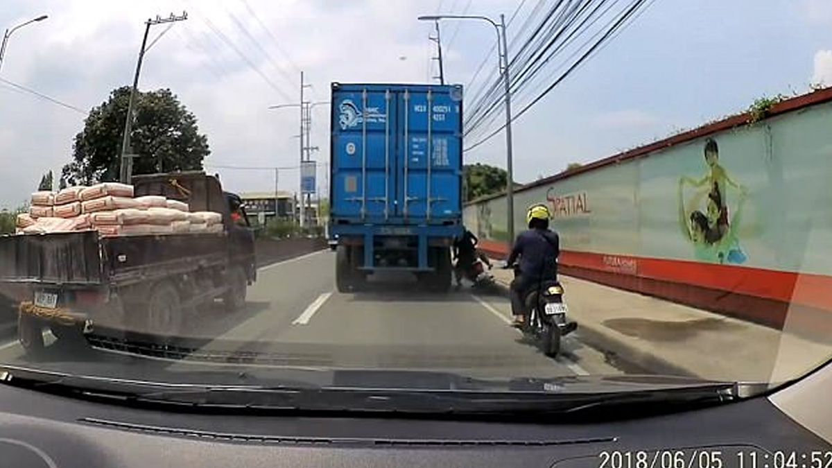 #Video Motociclista sobrevive tras ver su cabeza aplastada por un camión