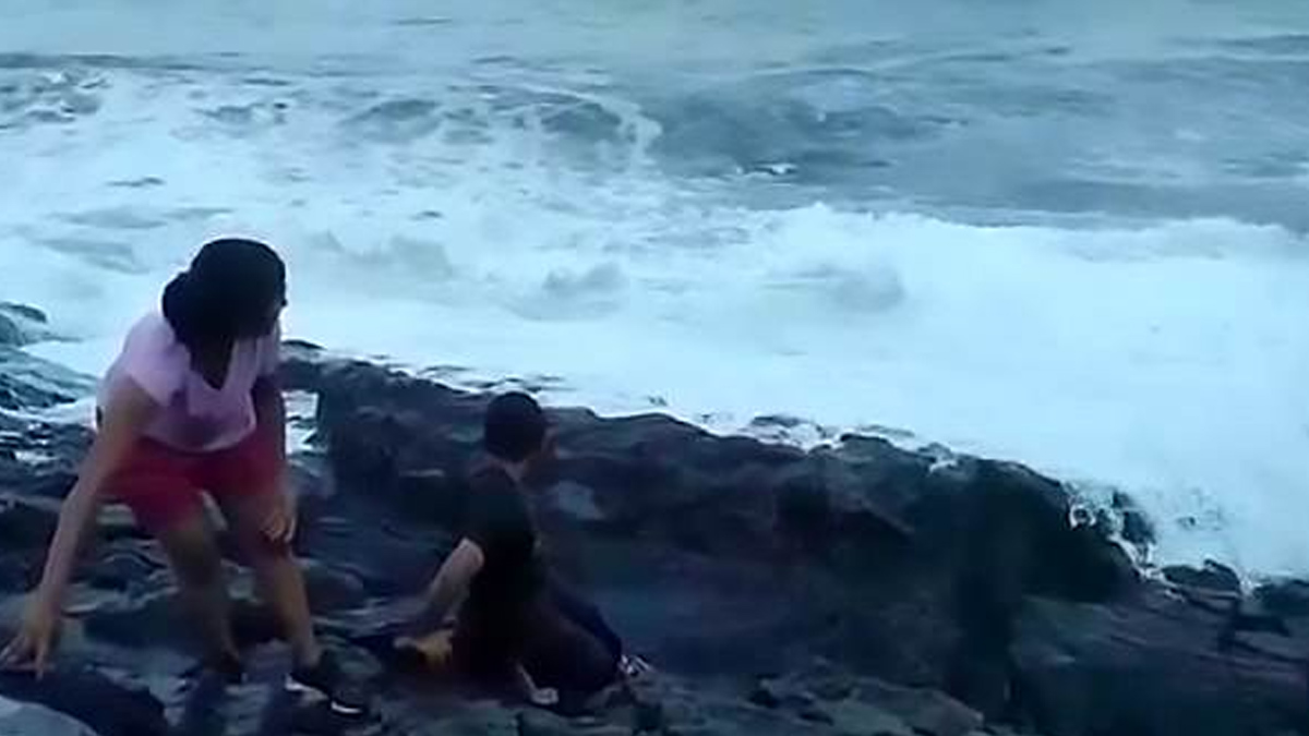 #Video Hombre muere arrastrado por las aguas en India #Video Hombre muere arrastrado por las aguas en India