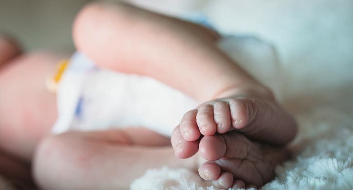 Mujer concibe un bebé con trasplante de útero de su gemela