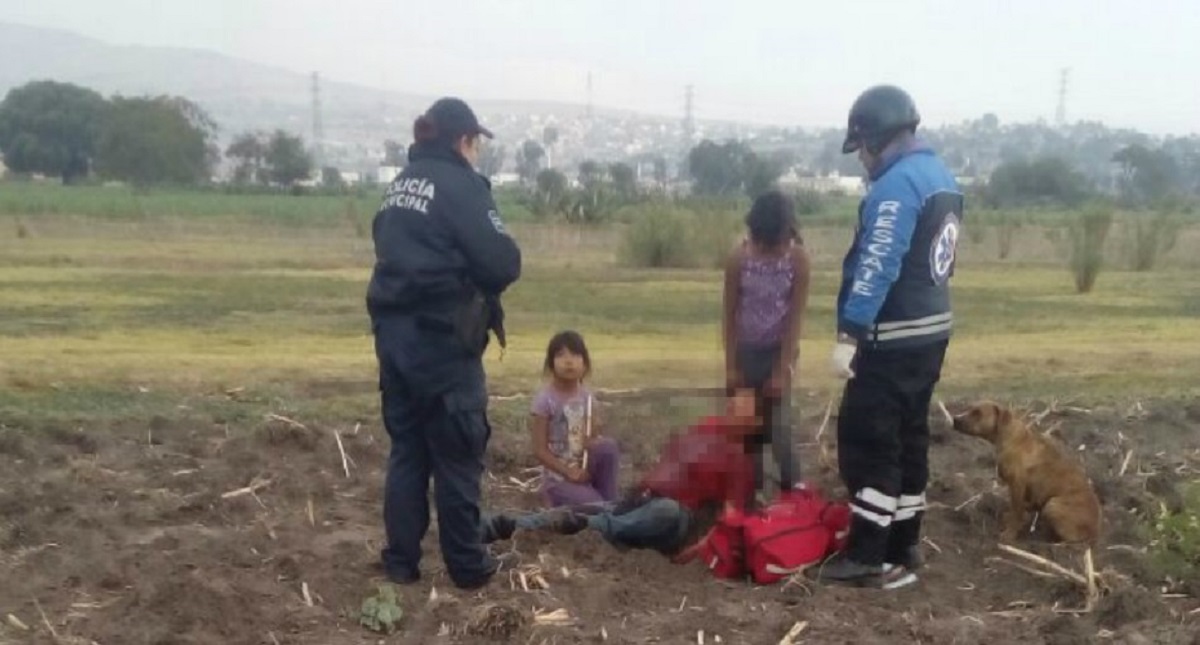 Mujer muere frente a sus hijas tras asalto - mujer-degollada-muere-en-brazos-de-sus-hijas-en-edomex