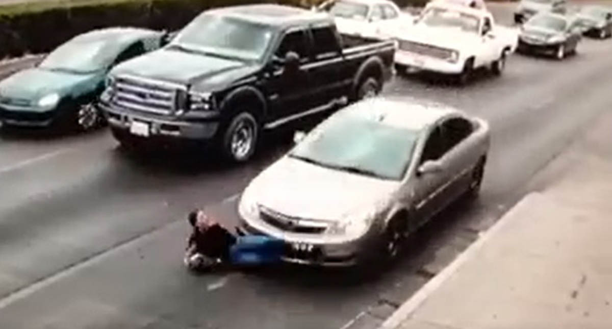#Video Mujer se resbala al cruzar avenida y la arrollan