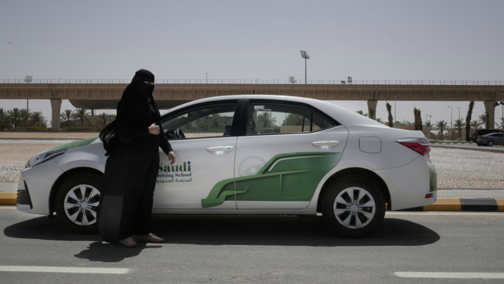 Mujeres en Arabia Saudita podrán conducir legalmente desde este domingo - mujeres-conducir-araba-saudita-3
