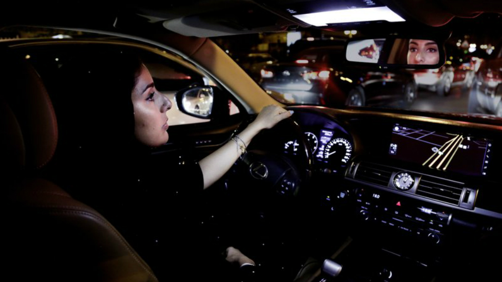 Mujeres en Arabia Saudita podrán conducir legalmente desde este domingo
