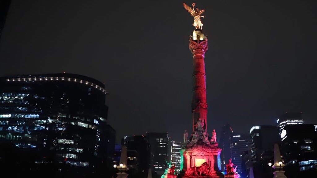 CDMX celebra ser sede mundialista con iluminación en monumentos