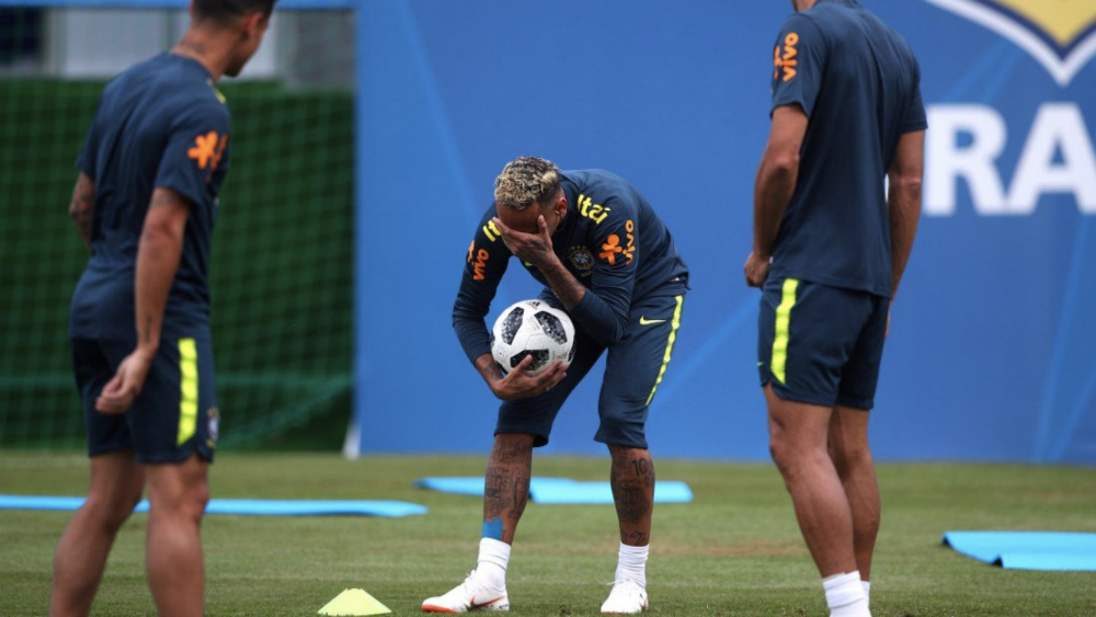 Alarma en Brasil tras dejar Neymar entrenamiento por dolor en tobillo
